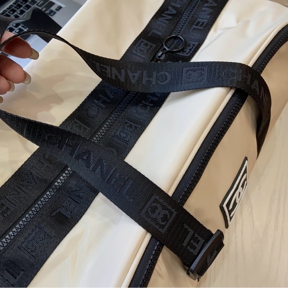 BACK IN STOCK - CHANEL Beauty Duffel Bags - Picture 3 of 10